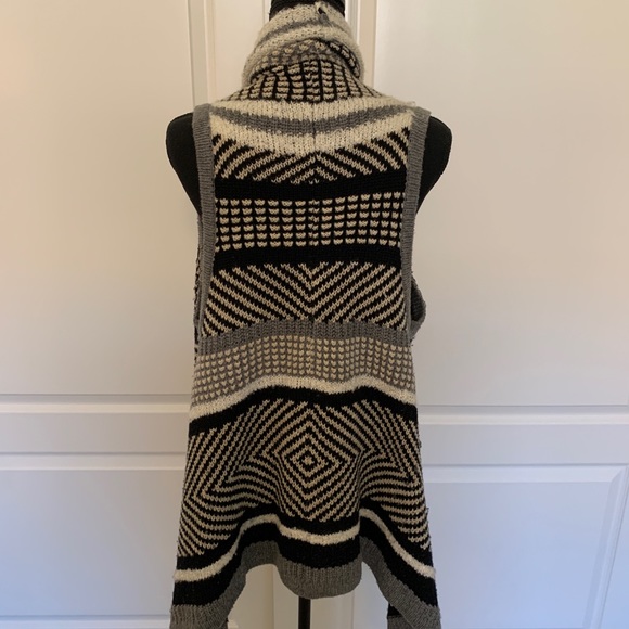 🖤🤍 Sleeveless Cardigan Vest 🤍🖤 - Picture 6 of 12